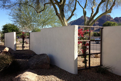 Photo of a modern drought-tolerant front yard gravel landscaping in Phoenix.