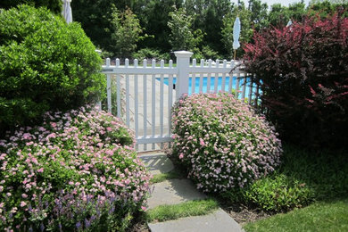 Пример оригинального дизайна: участок и сад среднего размера на заднем дворе в классическом стиле