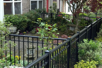 ポートランドにある小さなトラディショナルスタイルのおしゃれな前庭 (コンクリート敷き	) の写真