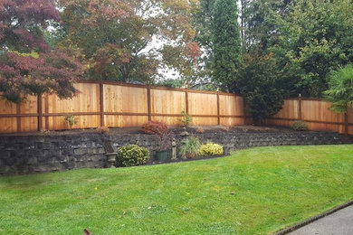 Große, Halbschattige Klassische Gartenmauer im Herbst, hinter dem Haus in Seattle