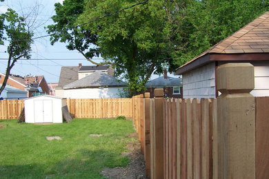Rustikaler Garten hinter dem Haus mit Mulch in Detroit
