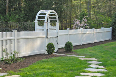 Стильный дизайн: большой солнечный, весенний регулярный сад на заднем дворе в стиле кантри с садовой дорожкой или калиткой, хорошей освещенностью и покрытием из каменной брусчатки - последний тренд