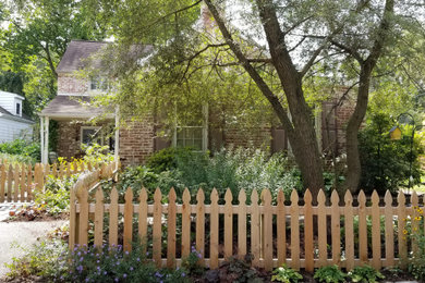 Design ideas for a farmhouse front yard landscaping.