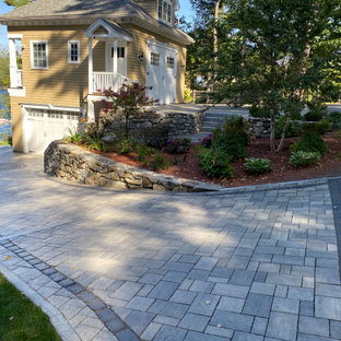 Geometrischer, Großer Stilmix Hanggarten im Sommer mit Kamin, direkter Sonneneinstrahlung und Betonplatten in Boston