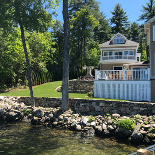 Geometrischer, Großer Eklektischer Hanggarten im Sommer mit Kamin, direkter Sonneneinstrahlung und Betonplatten in Boston