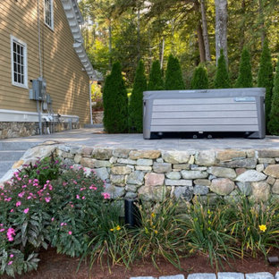 Geometrischer, Großer Eklektischer Hanggarten im Sommer mit Kamin, direkter Sonneneinstrahlung und Betonplatten in Boston