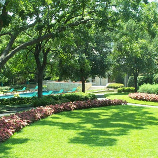 Design ideas for a traditional landscaping in Dallas.