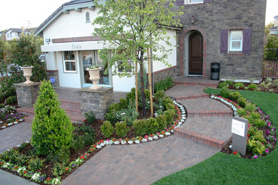 Inspiration for a traditional garden in Orange County.