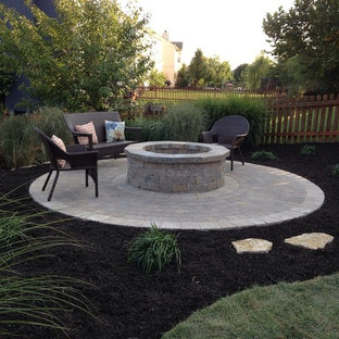 Idee per un piccolo giardino design esposto in pieno sole dietro casa in autunno con pavimentazioni in cemento e un focolare