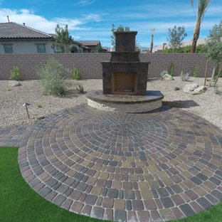 Großer Uriger Garten hinter dem Haus mit Kamin in Las Vegas