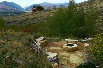 Mittelgroßer, Geometrischer Rustikaler Garten neben dem Haus mit direkter Sonneneinstrahlung, Natursteinplatten und Feuerstelle in Salt Lake City