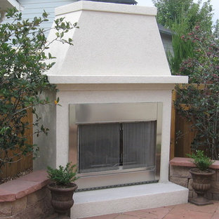 Mediterraner Garten hinter dem Haus, im Herbst mit Kamin in Denver