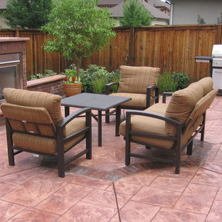 Garten im Herbst, hinter dem Haus mit Betonplatten und Kamin in Denver