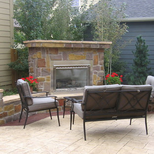 Gartenkamin hinter dem Haus, im Herbst mit Natursteinplatten in Denver