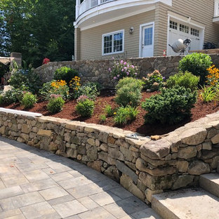 Großer Stilmix Hanggarten im Sommer mit Kamin, direkter Sonneneinstrahlung und Pflasterklinker in Boston