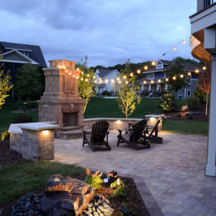 Mittelgroßer, Halbschattiger Klassischer Garten im Sommer, hinter dem Haus mit Kamin und Pflasterklinker in Minneapolis