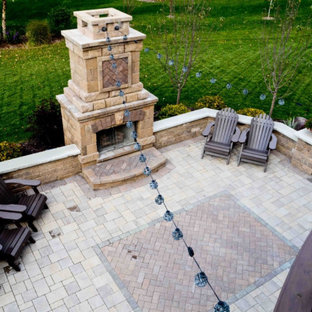 Mittelgroßer, Halbschattiger Klassischer Garten im Sommer, hinter dem Haus mit Kamin und Pflasterklinker in Minneapolis