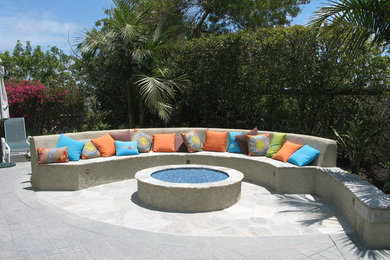 Modelo de patio exótico grande en patio trasero con brasero y adoquines de piedra natural