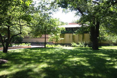 Foto de acceso privado de estilo americano de tamaño medio en verano en patio delantero con exposición reducida al sol y gravilla