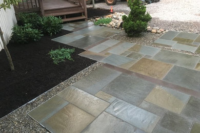 Inspiration for a transitional landscaping in Philadelphia.
