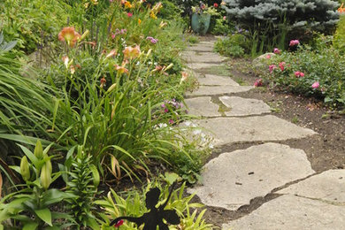 Inspiration pour un aménagement d'entrée ou allée de jardin arrière traditionnel de taille moyenne et l'été avec une exposition partiellement ombragée et des pavés en pierre naturelle.