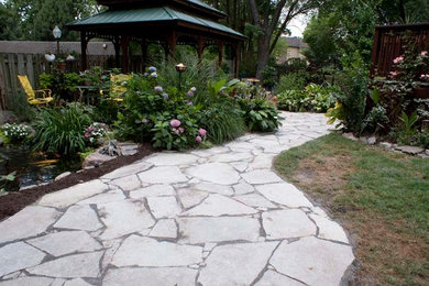 Ejemplo de camino de jardín asiático de tamaño medio en primavera en patio trasero con jardín francés, adoquines de piedra natural y exposición parcial al sol