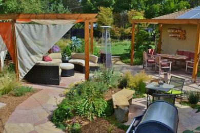 Imagen de jardín de secano de estilo americano de tamaño medio en patio trasero con huerto y exposición total al sol