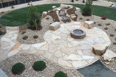 Diseño de jardín de secano de estilo americano de tamaño medio en patio trasero con fuente, exposición total al sol y adoquines de piedra natural