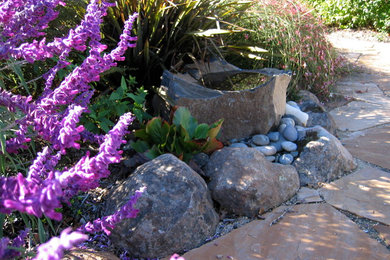 サンフランシスコにあるお手頃価格の中くらいな、夏のラスティックスタイルのおしゃれな庭 (日向、天然石敷き) の写真
