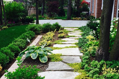 Geometrischer, Großer, Halbschattiger Klassischer Gartenweg im Sommer, hinter dem Haus mit Natursteinplatten in Chicago