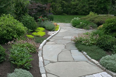 Modelo de camino de jardín clásico renovado grande en patio trasero con exposición total al sol y adoquines de piedra natural