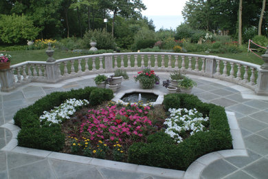 Inspiration for a classic garden in Milwaukee.