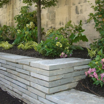 "Floating" flagstone retaining wall