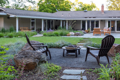 Modelo de jardín de secano actual de tamaño medio en patio trasero con exposición parcial al sol y adoquines de piedra natural