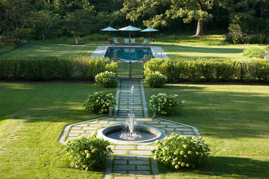 Diseño de camino de jardín tradicional grande en patio trasero con jardín francés, exposición parcial al sol y adoquines de hormigón