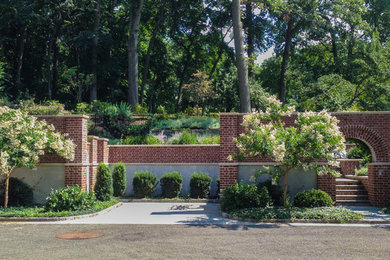 Foto de camino de jardín clásico grande en patio con jardín francés, exposición total al sol y adoquines de ladrillo