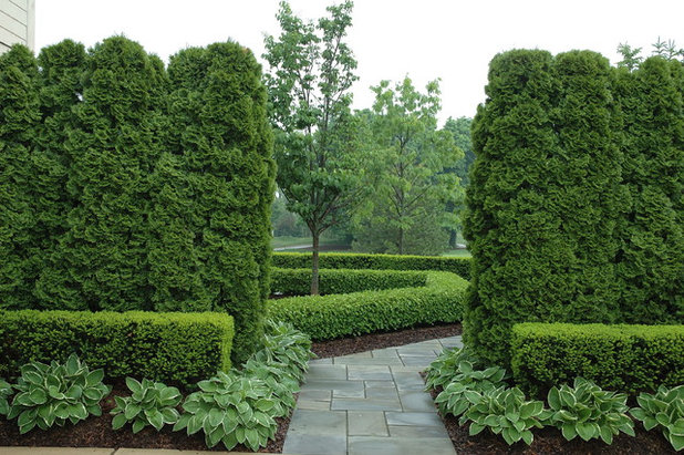 Traditional Landscape by Land Architects, Inc.