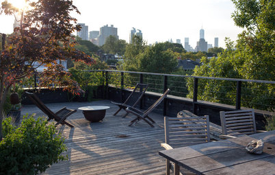 Perfekt unperfekt: Eine grüne Dachterrasse mit Ausblick über Brooklyn