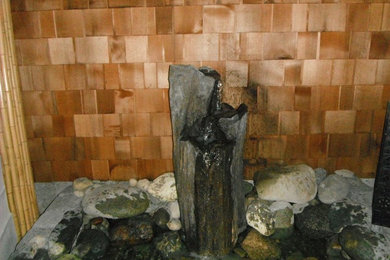 シアトルにあるトランジショナルスタイルのおしゃれな庭の噴水の写真
