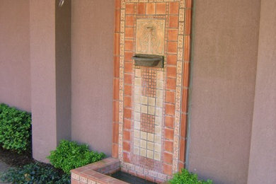 Diseño de jardín de estilo americano grande en patio con fuente y adoquines de piedra natural