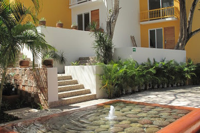 Aménagement d'un jardin sur cour contemporain de taille moyenne et l'été avec un point d'eau, une exposition ensoleillée et des pavés en béton.