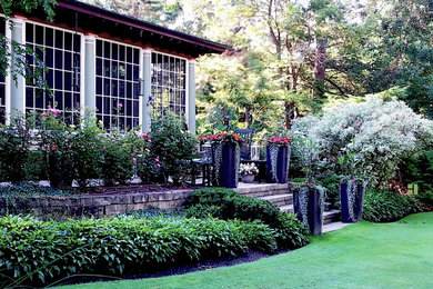 Diseño de camino de jardín mediterráneo de tamaño medio en verano en patio trasero con jardín francés, exposición reducida al sol y adoquines de piedra natural
