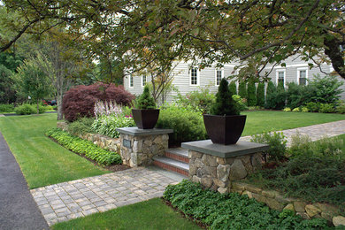 Idéer för en mellanstor klassisk trädgård i skuggan framför huset, med en trädgårdsgång och marksten i tegel