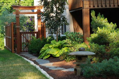 Idée de décoration pour un jardin arrière asiatique de taille moyenne et au printemps avec une exposition partiellement ombragée et une terrasse en bois.