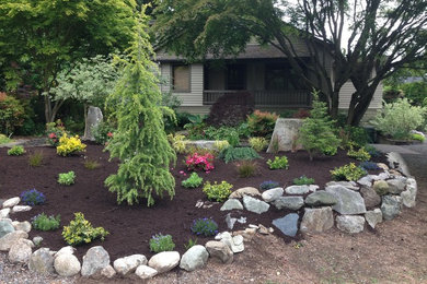 Design ideas for a mid-sized traditional partial sun front yard mulch landscaping in Seattle.