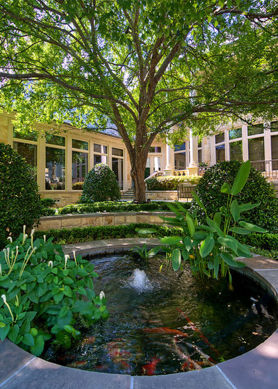Traditional Garden by Harold Leidner Landscape Architects