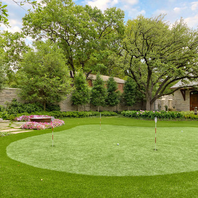 Design ideas for a traditional backyard landscaping in Dallas.