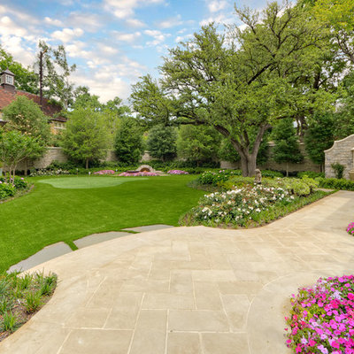 This is an example of a traditional backyard landscaping in Dallas.