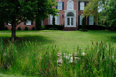 Источник вдохновения для домашнего уюта: большой регулярный сад на переднем дворе в классическом стиле