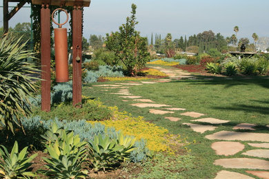 Photo of a contemporary landscaping in Los Angeles.